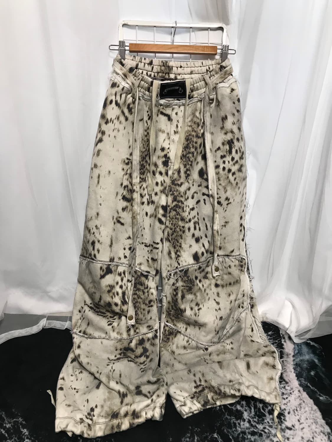 배드블러드 로 엣지 컨벡스 조거 -오일 레오파드 상품이미지1