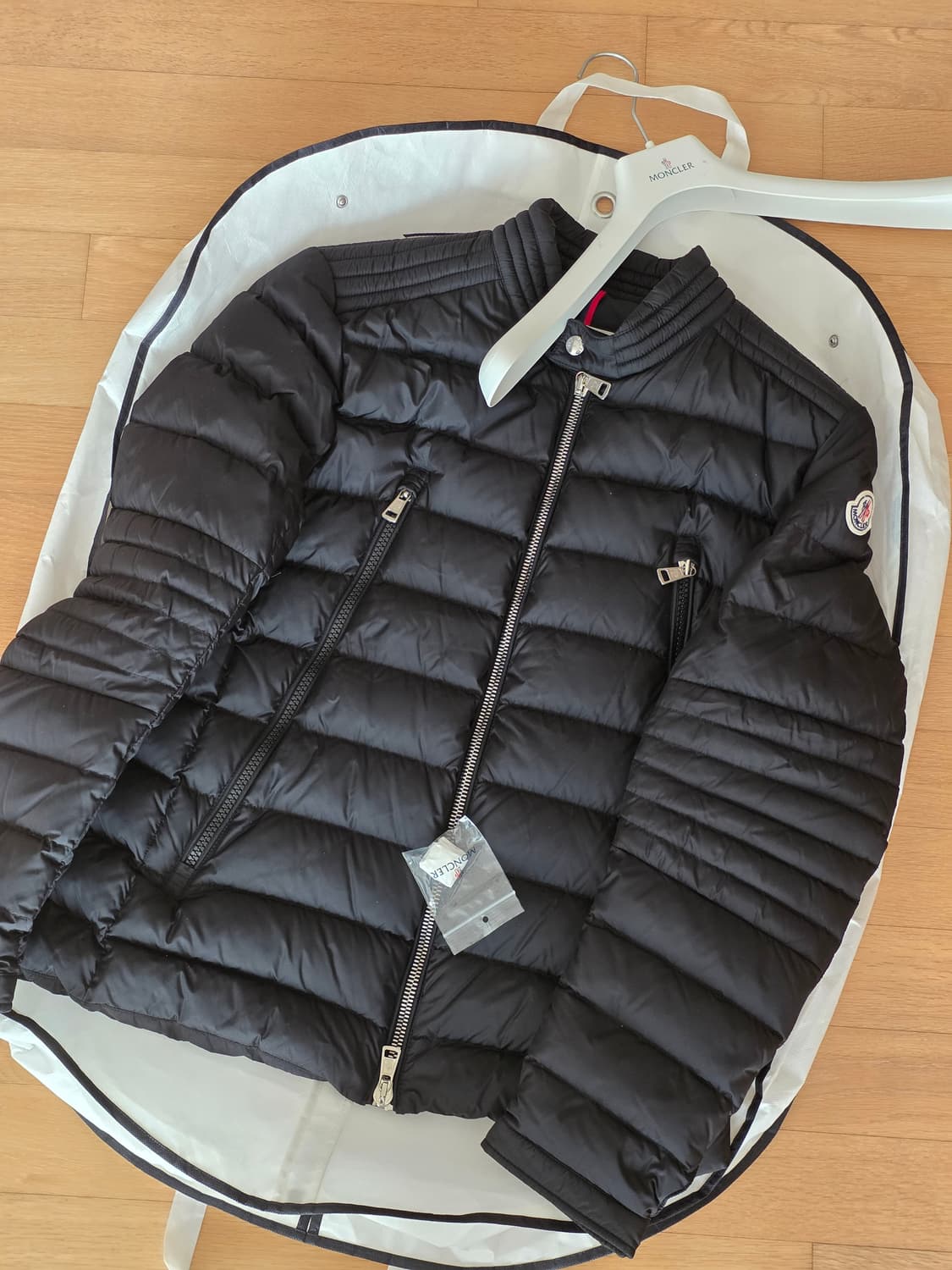 [백화점판] 몽클레어 아미오 쇼트 다운 재킷 경량 패딩 5사이즈 상품이미지1