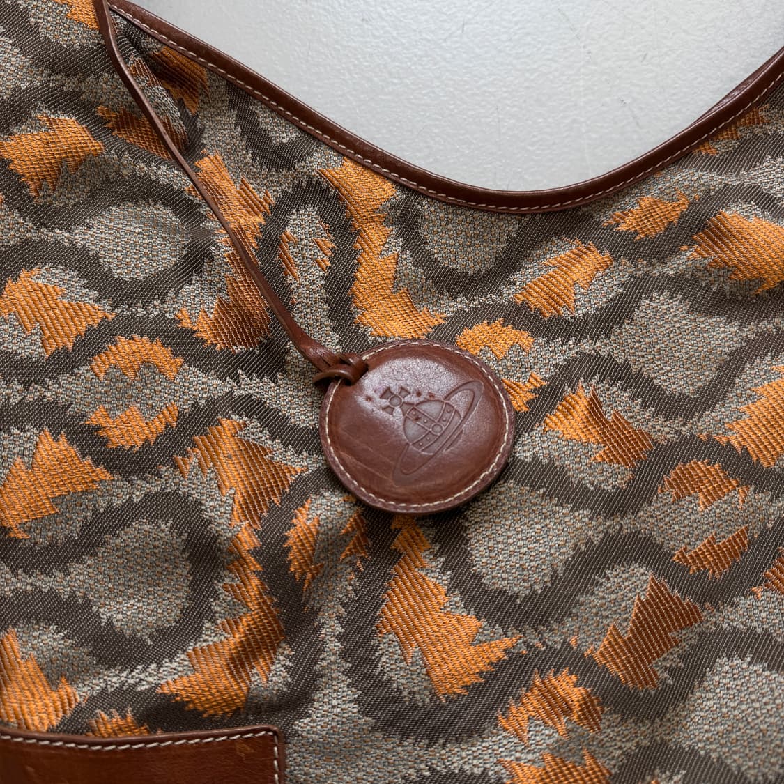 비비안웨스트우드 레더 패치 크로스백 상품이미지3