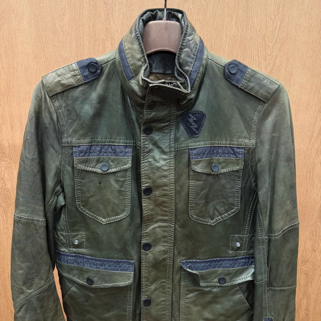 디젤 밀리터리 레더 필드 자켓 배색 에폭 장식 로고 패치 디테일 카키 상품이미지4