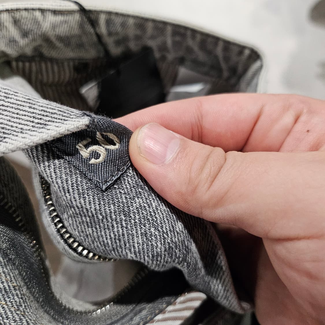 브루넬로 쿠치넬리 루즈핏 자수로고 가죽 패치 팬츠 상품이미지5