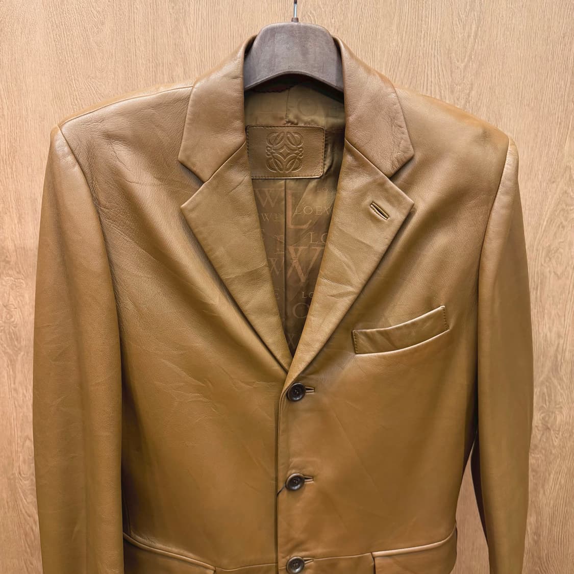 로에베 레더 테일러드 자켓 싱글 버튼 플랩 포켓 디테일 레귤러핏 브라운 상품이미지4