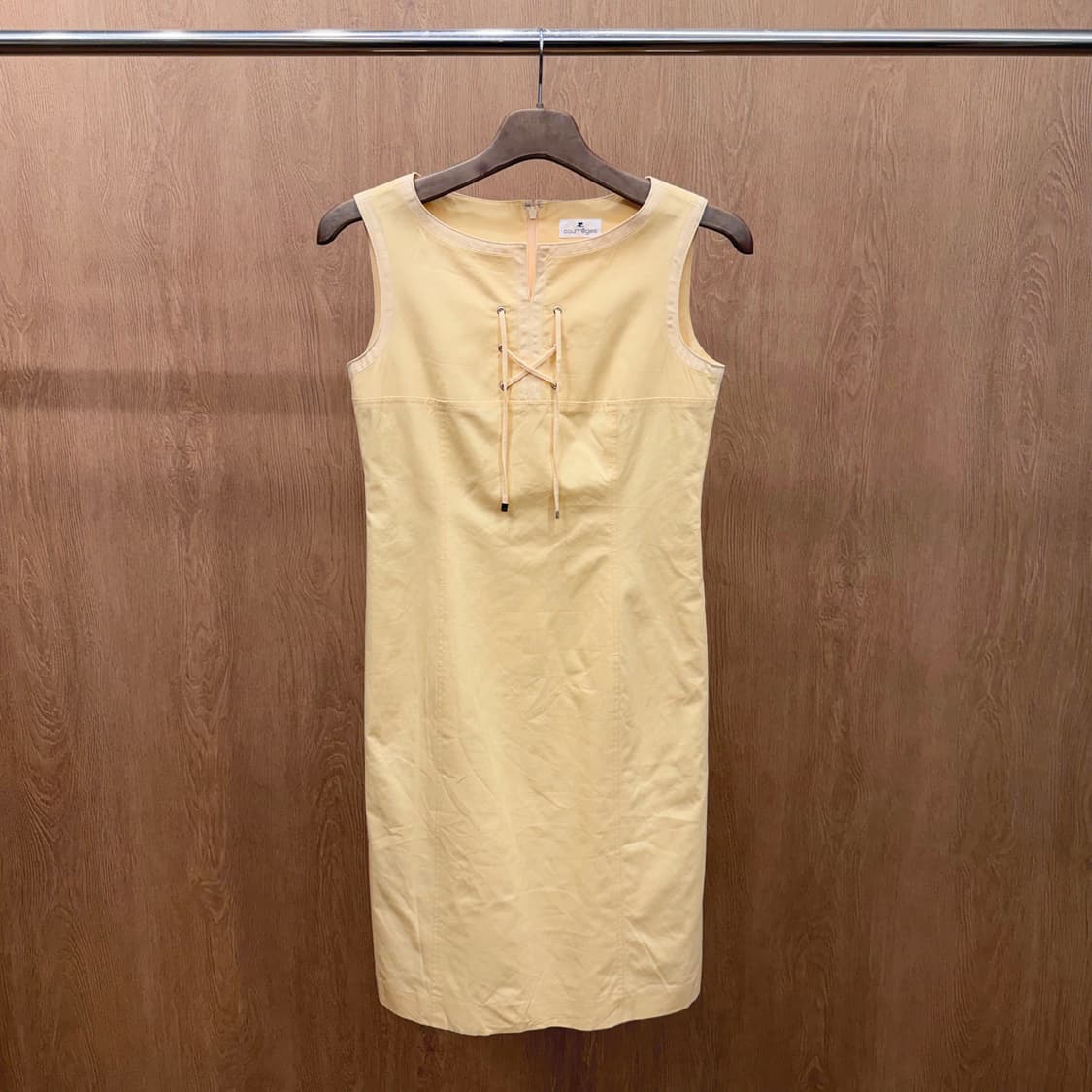 꾸레쥬 라운드넥 슬리브리스 미디 원피스 레이스업 스트랩 디테일 옐로우 상품이미지2