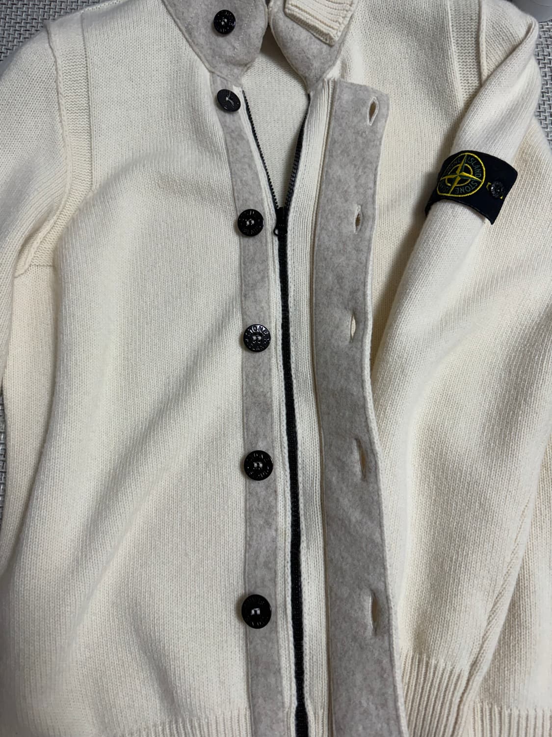 [23fw/새상품급]신형 스톤아일랜드 램스울 니트가디건 아이보리 L 상품이미지3