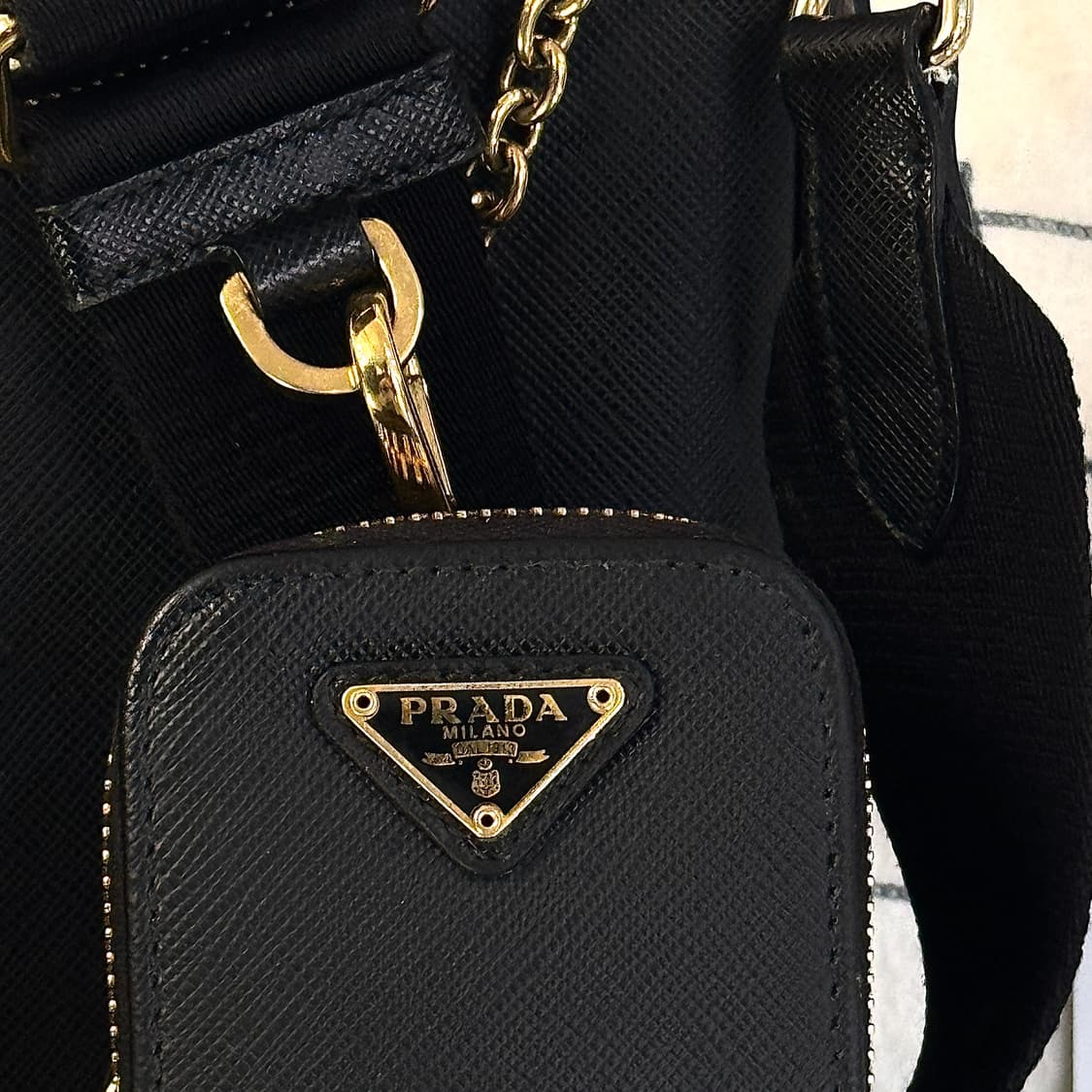 프라다 리에디션 사피아노 레더 테수토 호보백 블랙 골드 상품이미지5