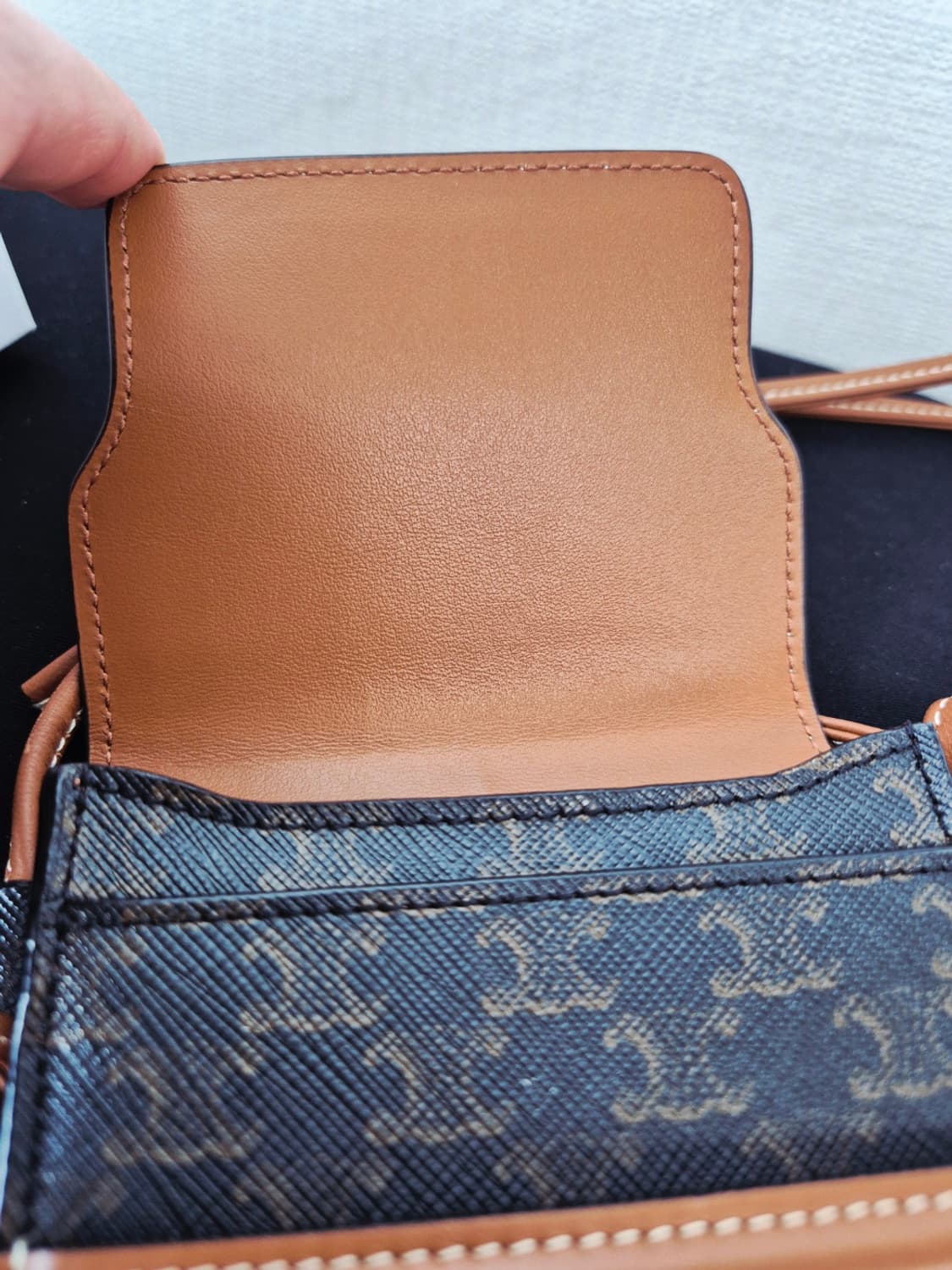 셀린느 트리옹프 폰파우치 플랩 크로스백 상품이미지7