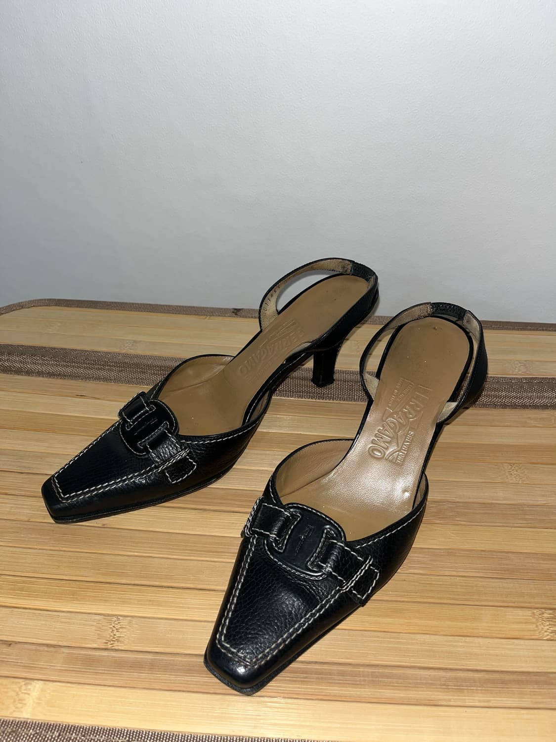 페라가모 스티치 블랙 슬링백 상품이미지1