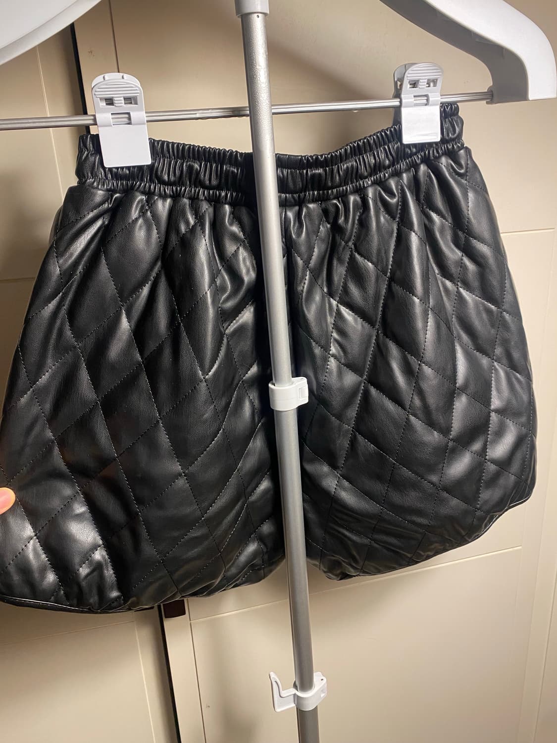 블랙 퀼팅 레더 반바지 상품이미지3