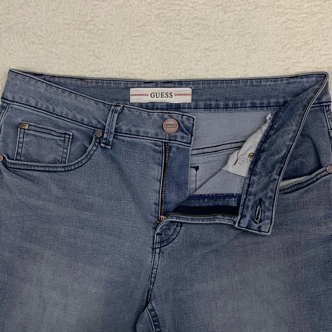 [35] 게스 메탈플레이트 테이퍼드핏 데님팬츠 상품이미지4