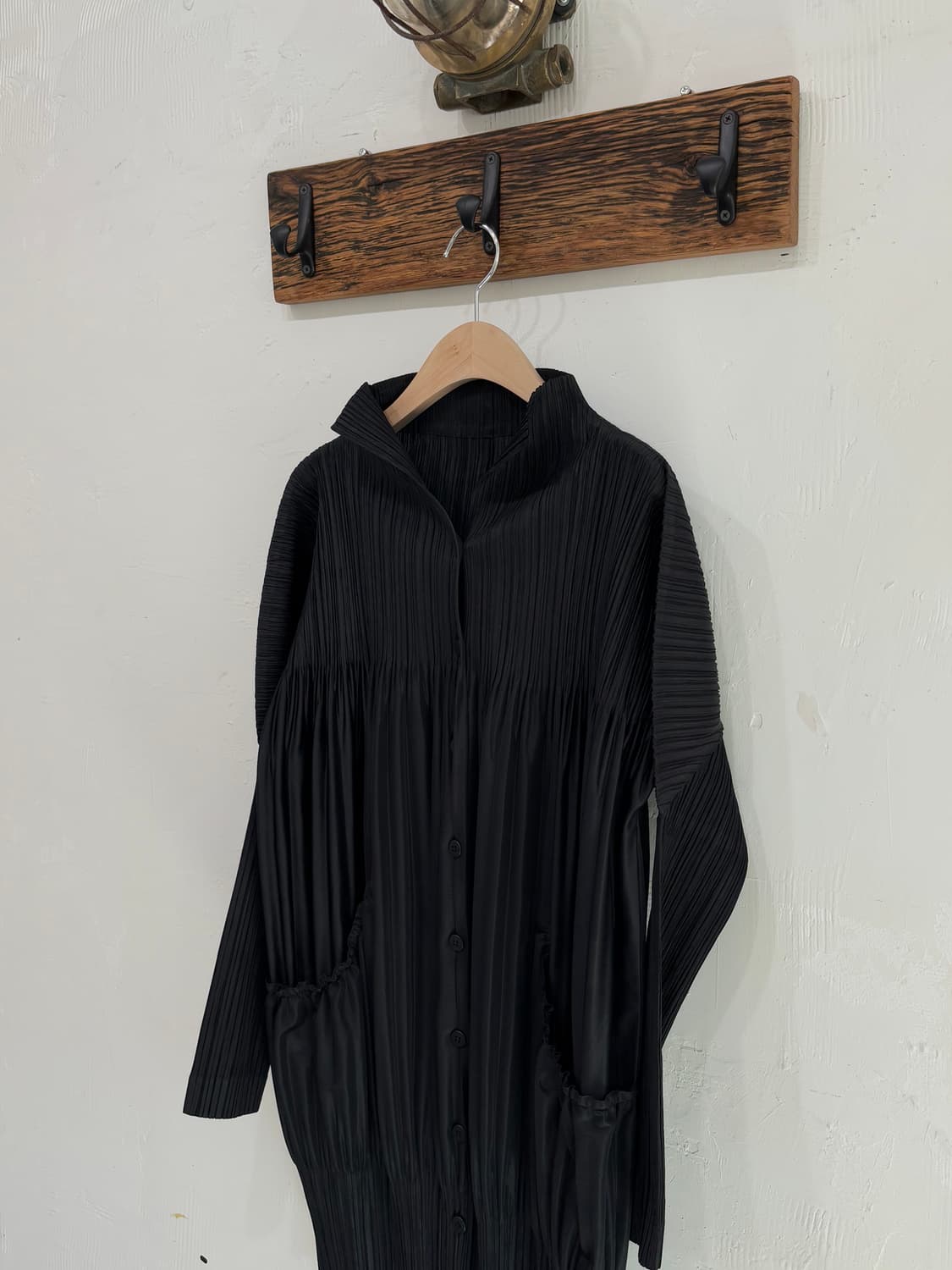 Pleats Please 플리츠플리즈 블랙컬러 버튼 포켓 셔츠 상품이미지4