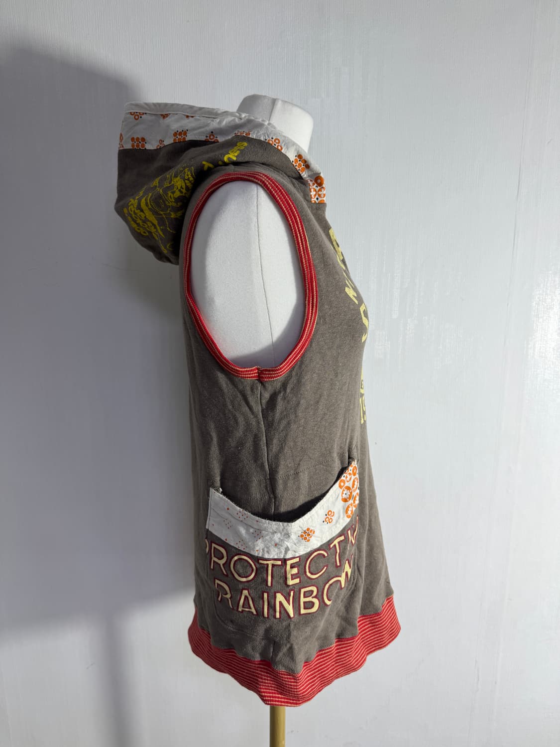 Old bettys 레터링 슬리브리스 후드 탑 y2k 히피 에스닉 상품이미지4