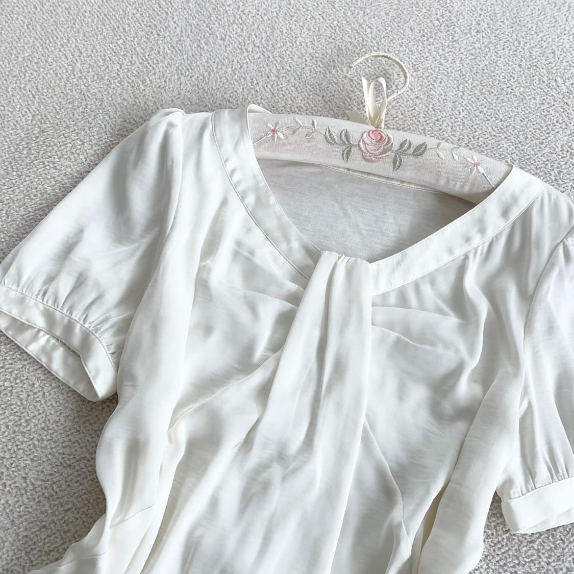 밀크화이트 ♥ 리본 새틴 공주핏 블라우스 상품이미지2