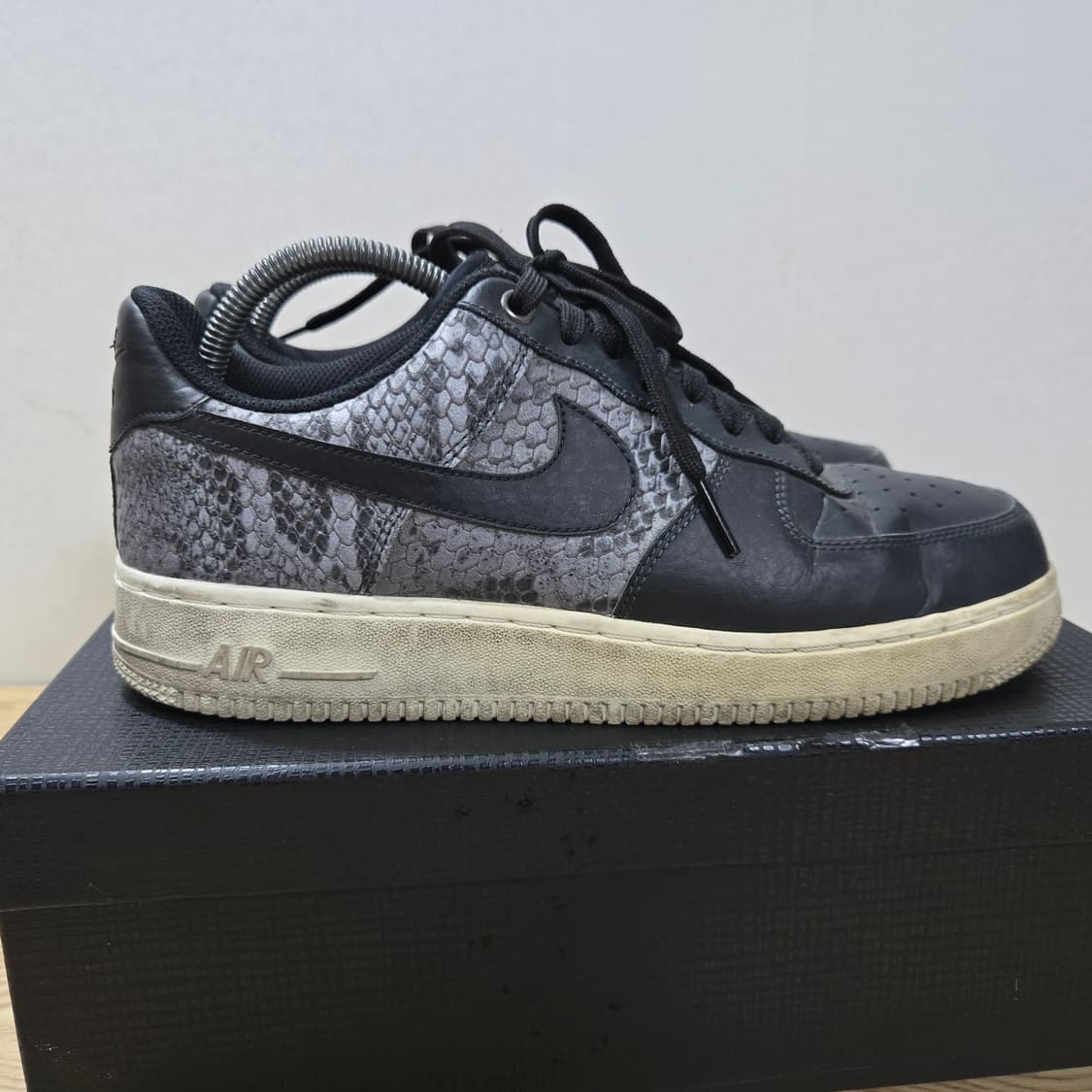 265 나이키 에어포스1 07 LV8 블랙 뱀피 상품이미지7