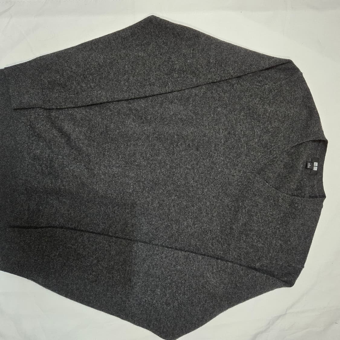 유니클로 캐시미어 V넥 스웨터 다크 그레이 상품이미지2