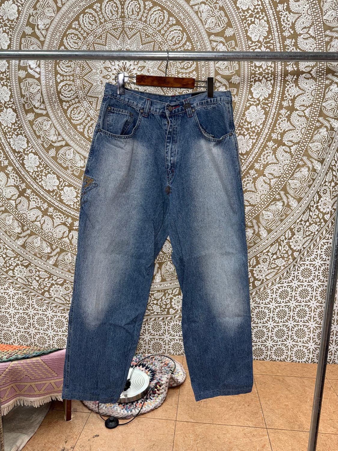 PHAT FARM 워싱 자수 디테일 연청 데님팬츠  상품이미지4