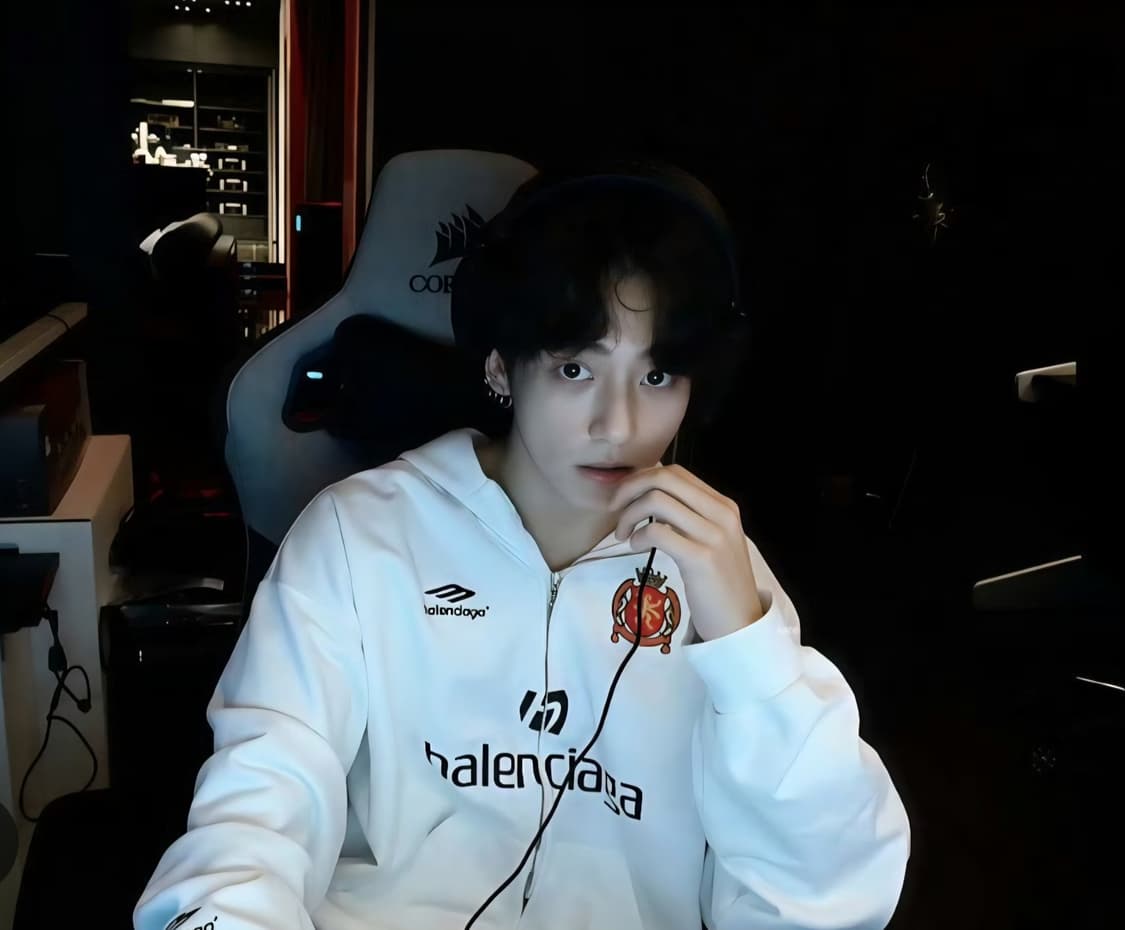 발렌시아가 사커 후드 집업 티셔츠 화이트 서울 싸커 후디 티 롱 슬리브 상품이미지1