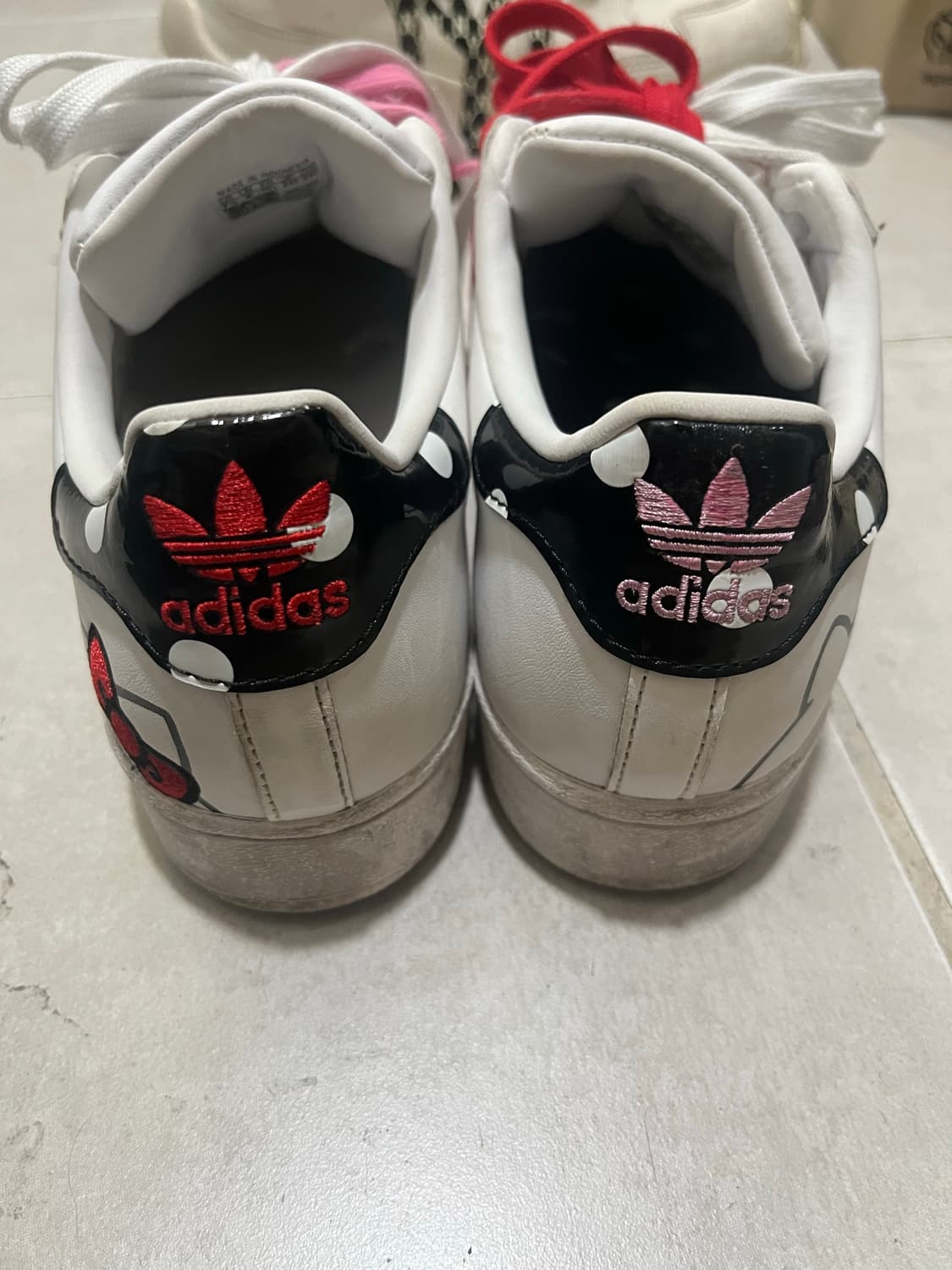 아디다스 슈퍼스타 헬로키티 콜라보 245 상품이미지3