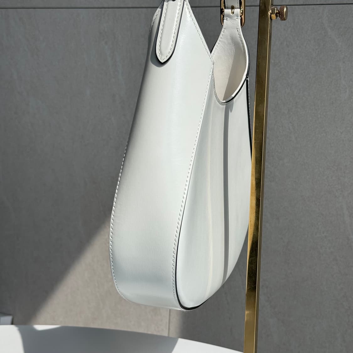 신상, 새상품 프라다 사피아노 레더 화이트 클레오백 상품이미지5