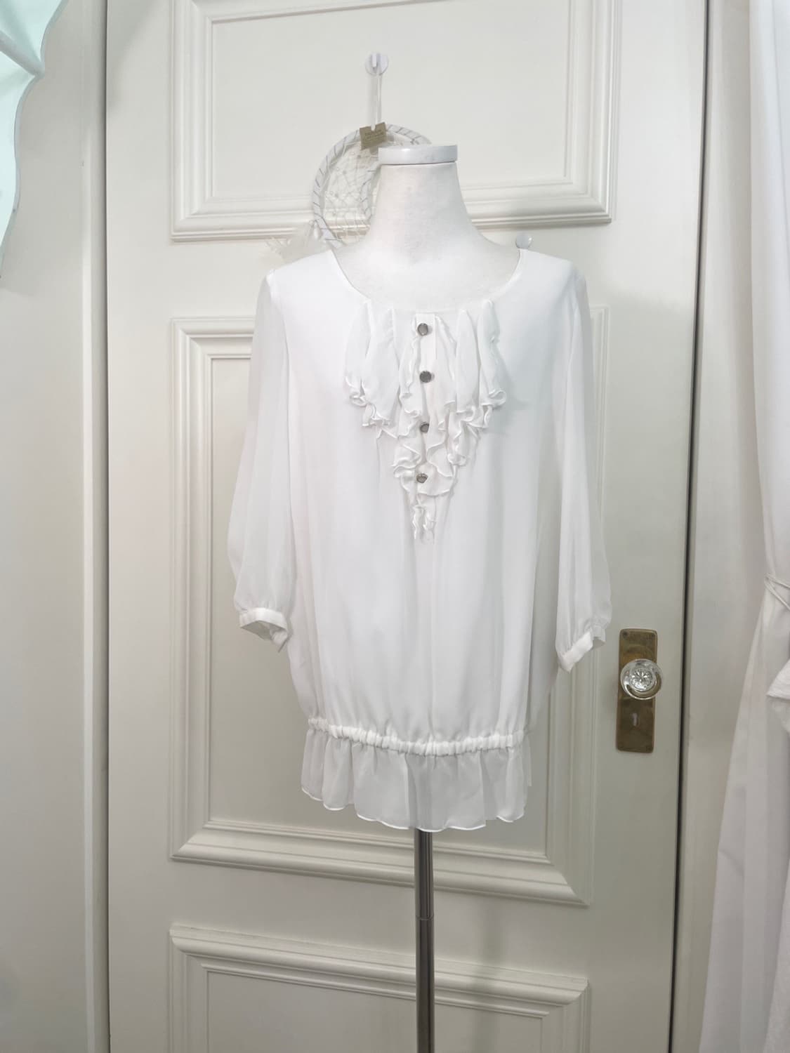 white ruffle detail loose blouse(size-9) 상품이미지1