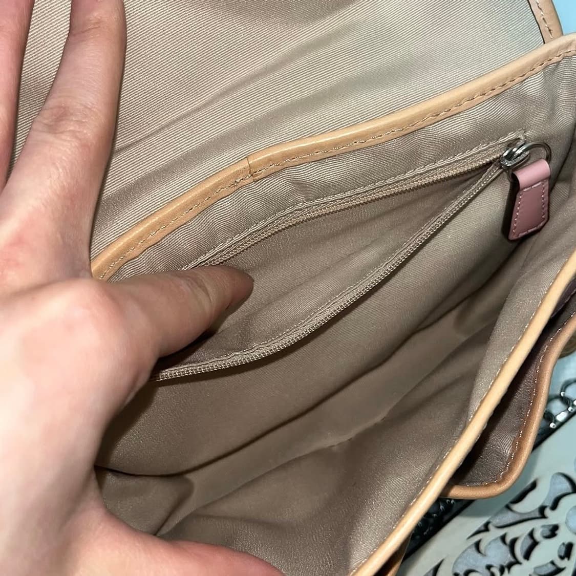 Coach 글로시 미니 크로스백 상품이미지4