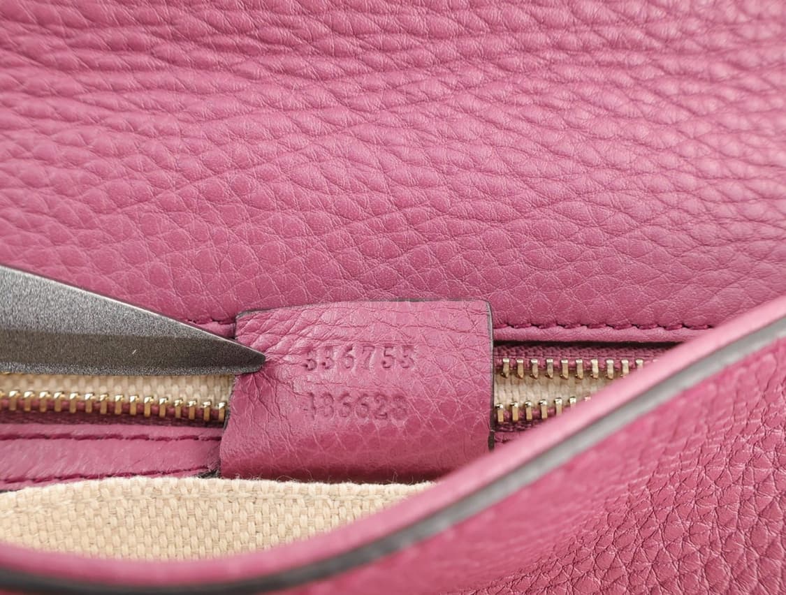 구찌 GG 소호 테슬 플랩 클러치백 상품이미지9