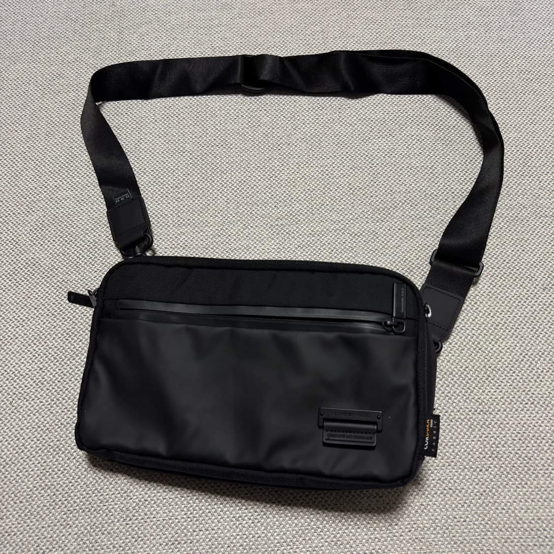 샘소나이트 RED 블랙 크로스백 상품이미지1