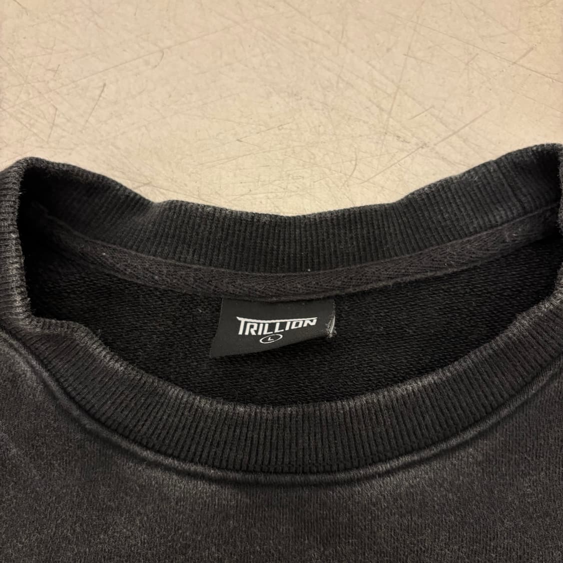 트릴리온 피그먼트 데미지 맨투맨 상품이미지3