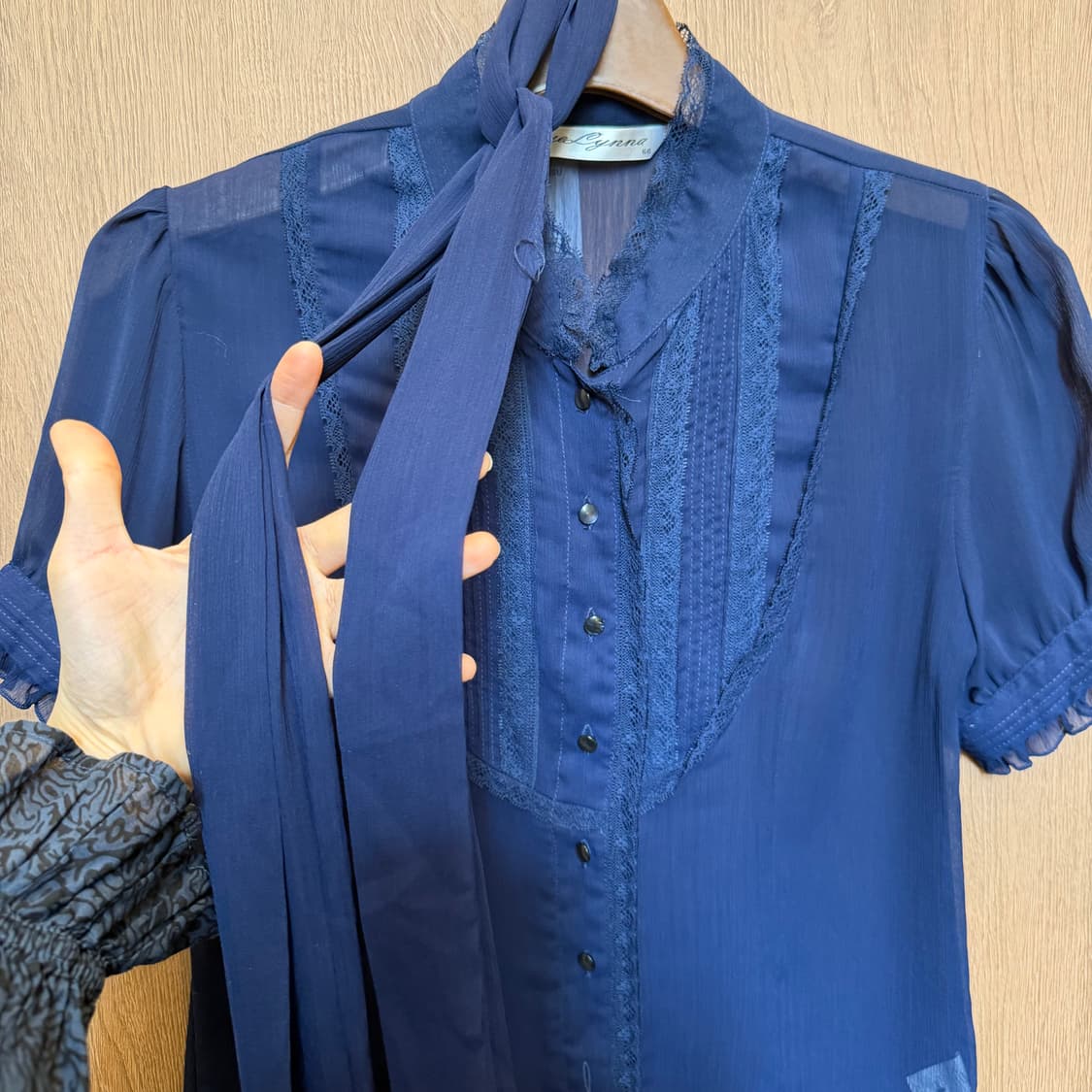 빈티지 반팔 블라우스 레이스 핀턱 타이넥 퍼프 소매 디테일 네이비 상품이미지5