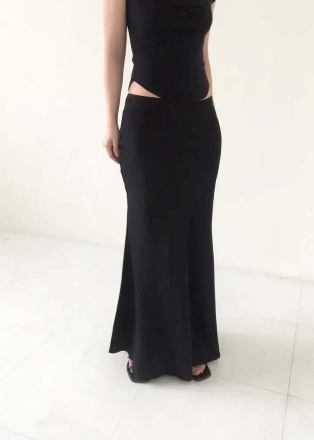 뮤즈드몽드 로우라이즈 실키 맥시 롱스커트 상품이미지1