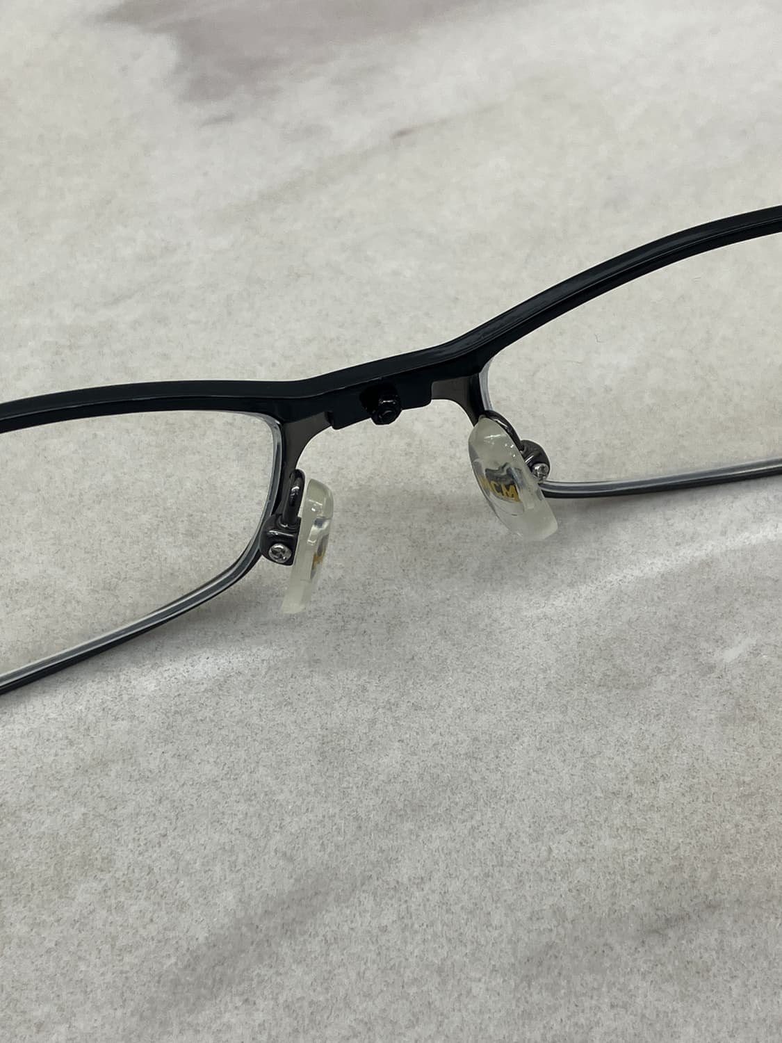 엠씨엠 MCM 블랙실버 소프트 스퀘어 와이어 메탈테 안경 상품이미지4