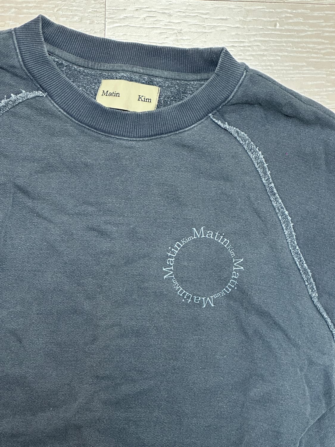 마뗑킴 피그먼트 로고 맨투맨 블루 상품이미지4