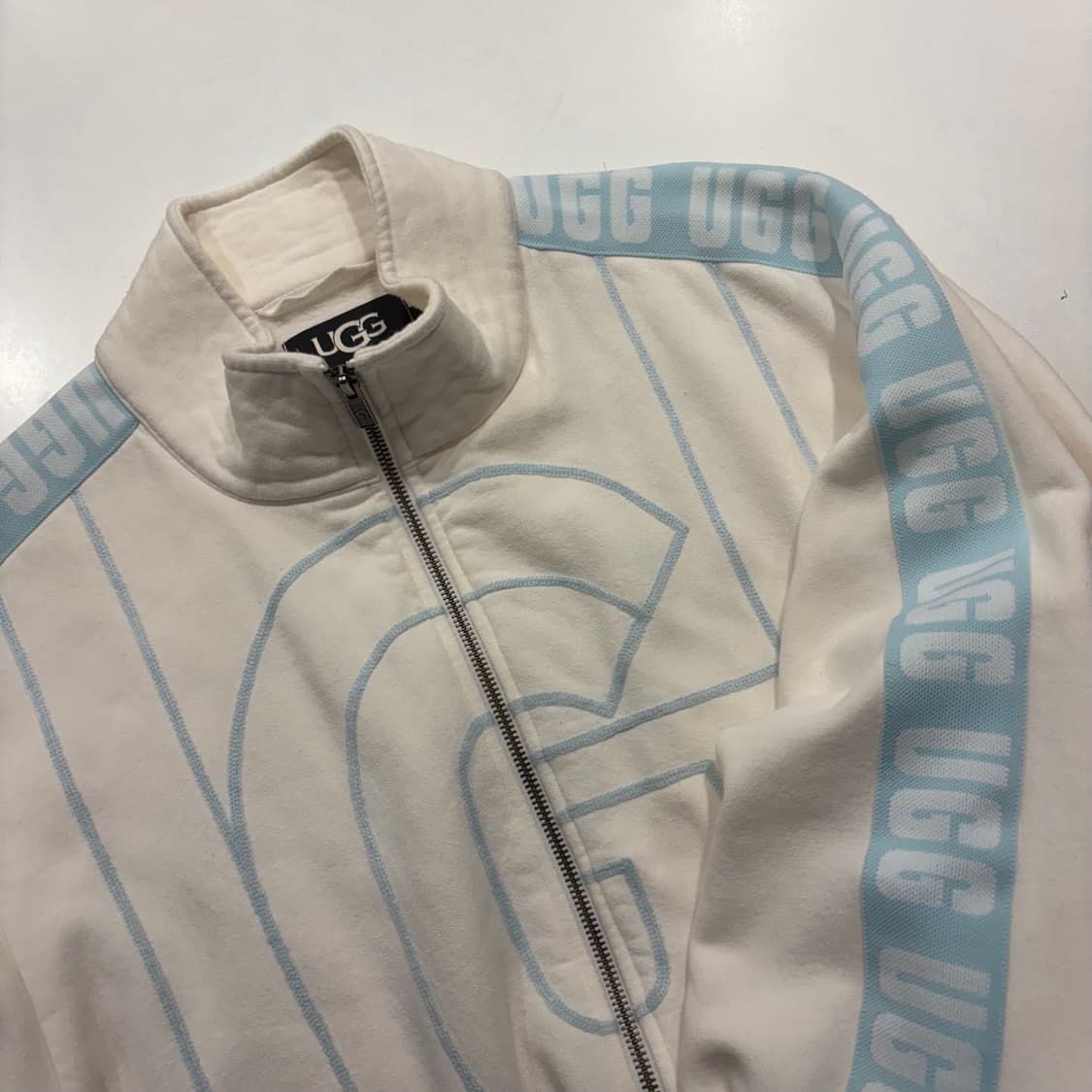 [L] 어그 UGG 로고 스웻 트랙 자켓 화이트 하늘 D179 상품이미지3
