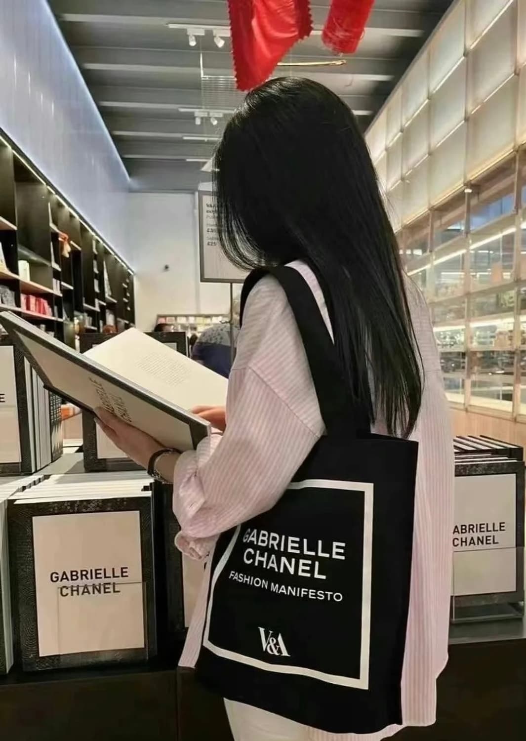 샤넬 영국 v&a 가브리엘 에코백 상품이미지7