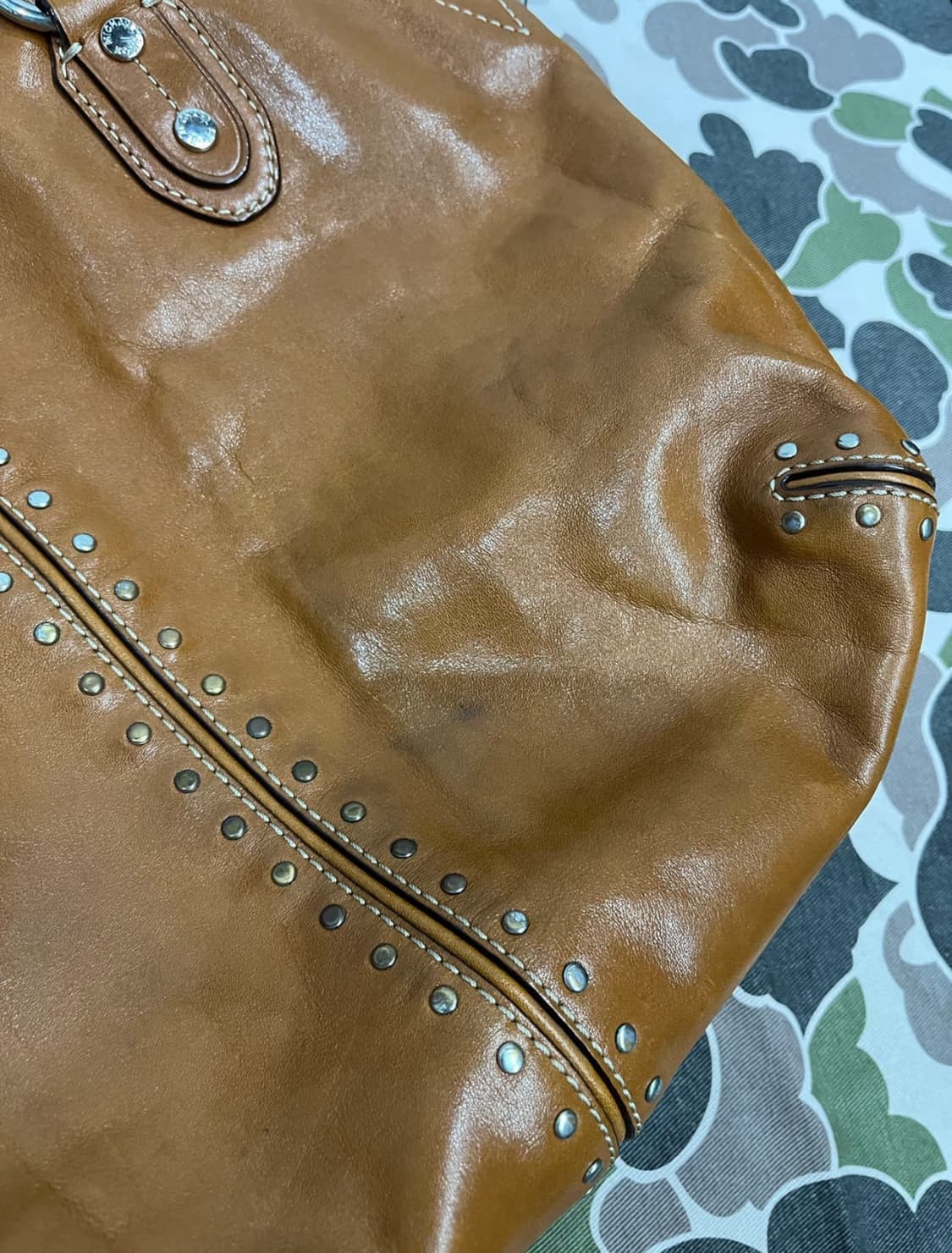 마이클코어스 소가죽 레더백 상품이미지4