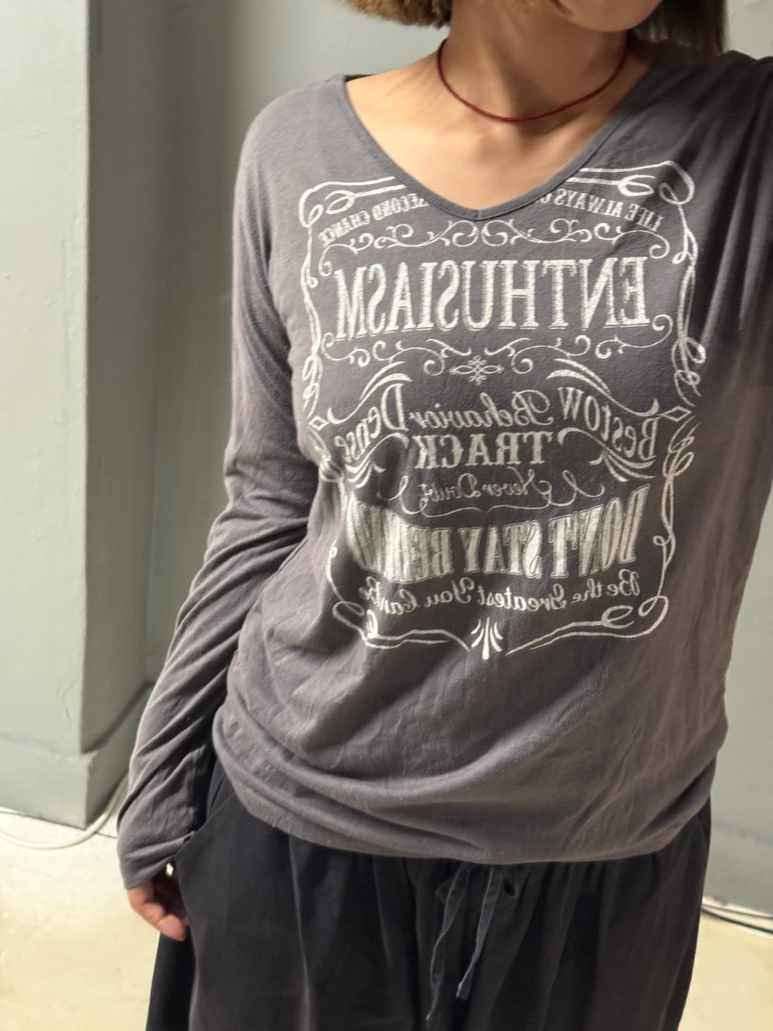 lettering detail v-neck long sleeve 상품이미지3