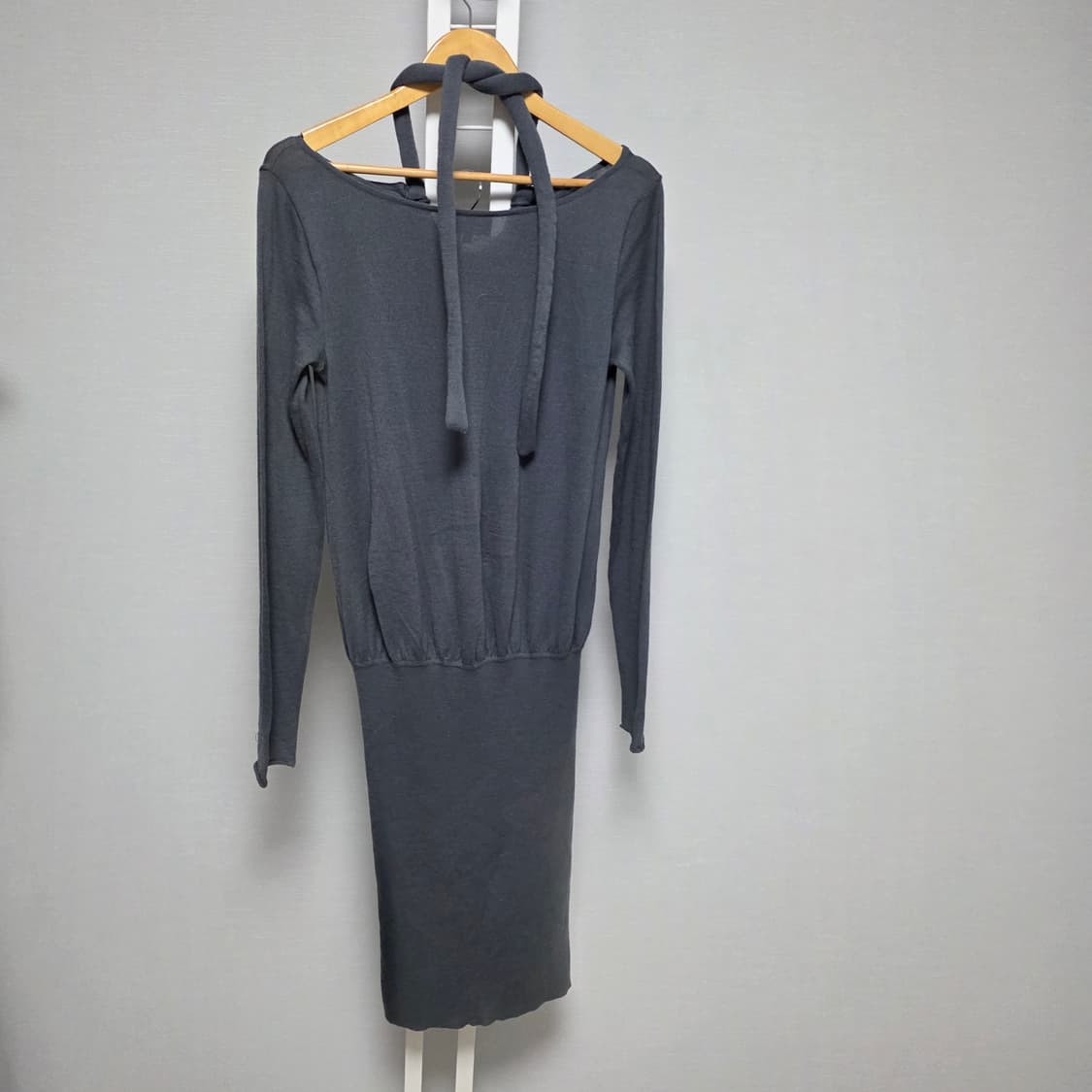 엠포리오 알마니 그레이 색상  홀더넥 긴팔 원피스 그레이 상품이미지8