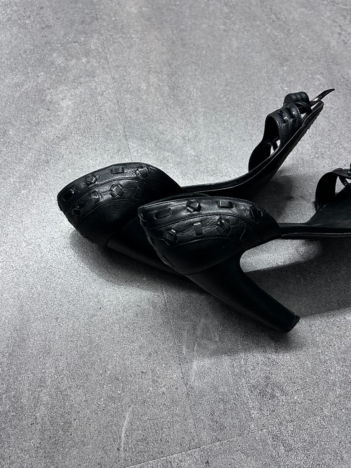 셀린느 레더 노트 샌달 펌프스  상품이미지4