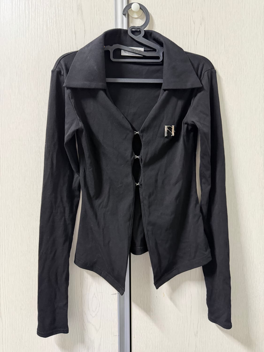 뉴얼린 엠블럼 셔츠탑 블랙 상품이미지2