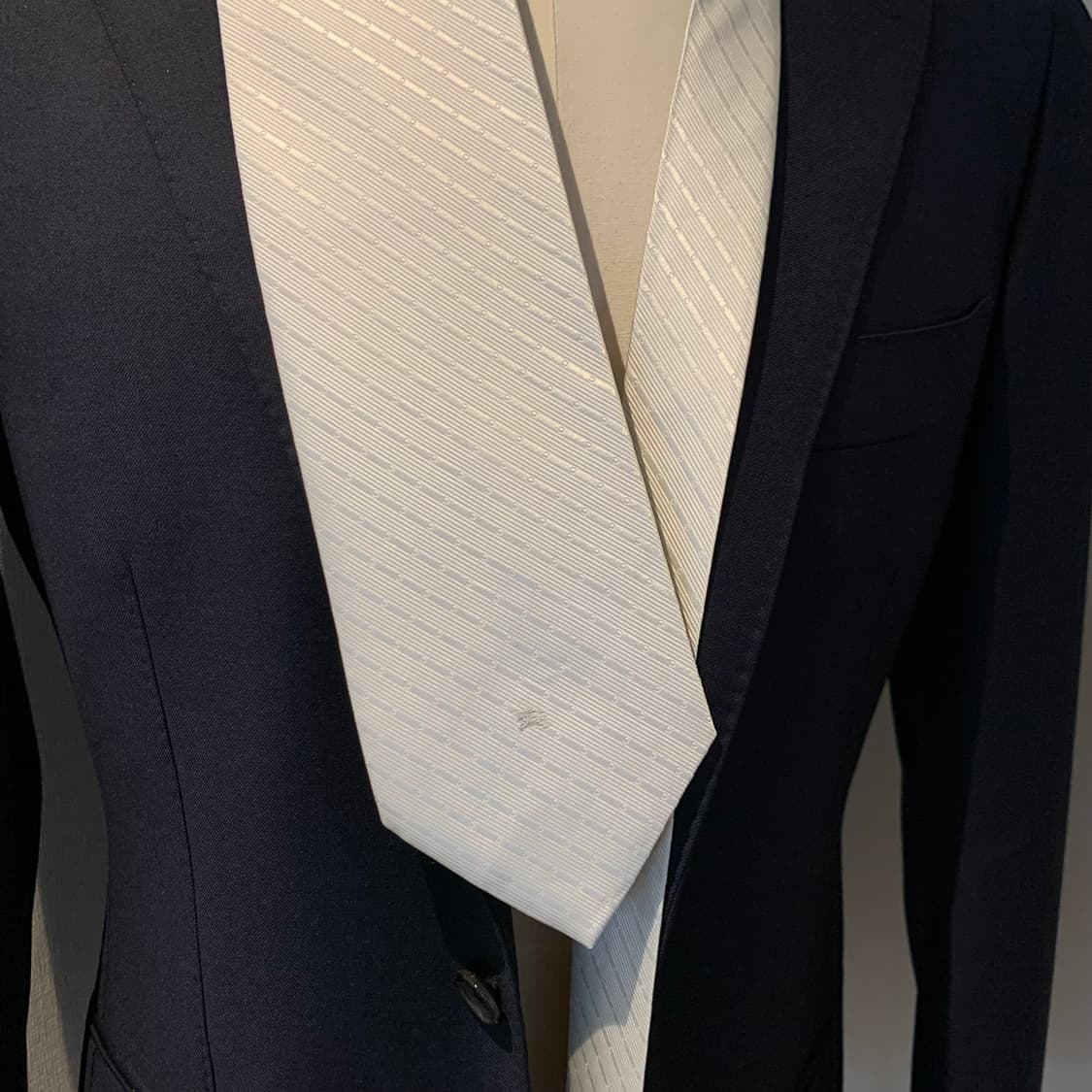 버버리(BURBERRY) 화이트컬러 스트라이프 명품넥타이 심플로고 최상급 상품이미지2