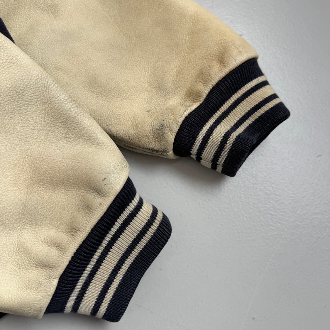 게스 90s 소가죽 암레더 올드스쿨 빅로고 바시티 자켓 상품이미지6