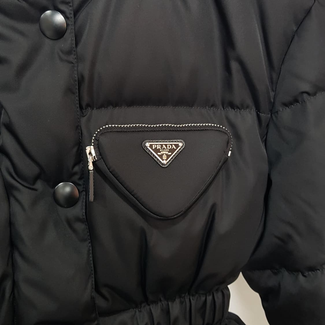 프라다 리나일론 삼각로고 버클 후드 다운 패딩 29Y966 상품이미지3
