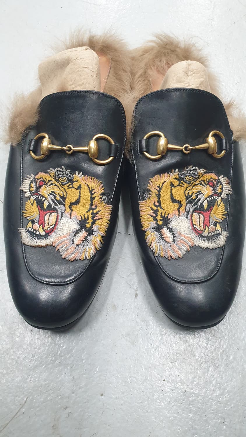 구찌 프린스타운 타이거 자수 퍼 슬리퍼 상품이미지1