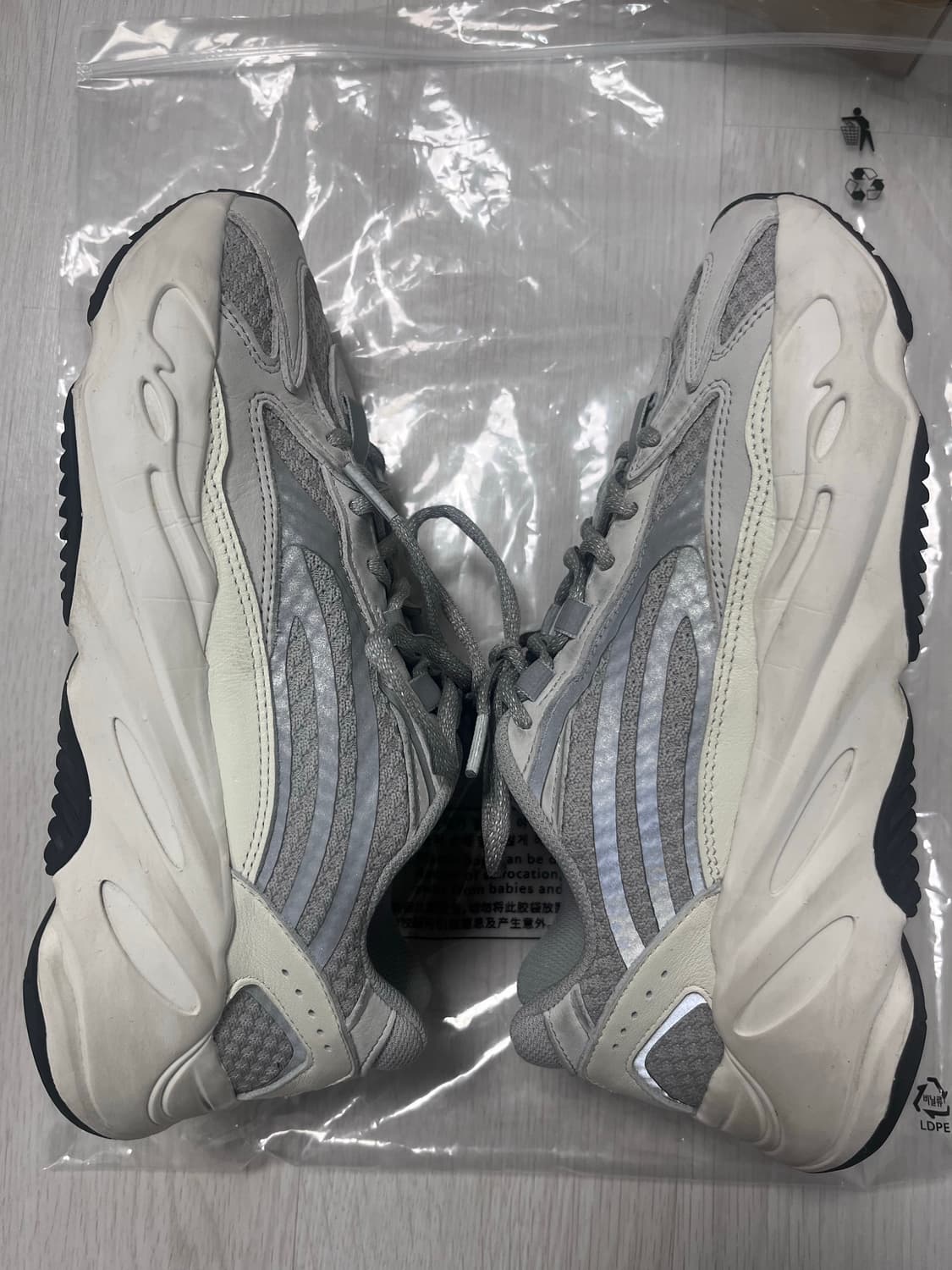 255 아디다스 이지부스트 700 V2 스태틱 상품이미지5