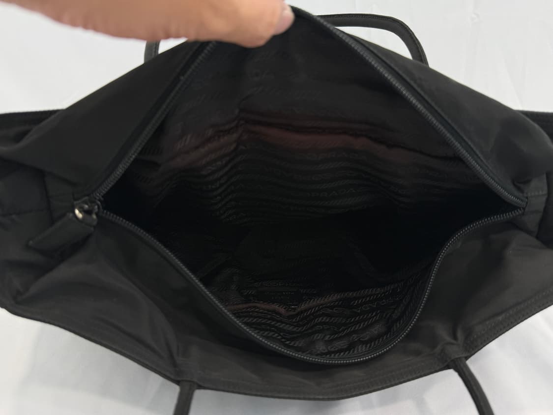 프라다 삼각로고 포코노 블랙 나일론 토트백 상품이미지9