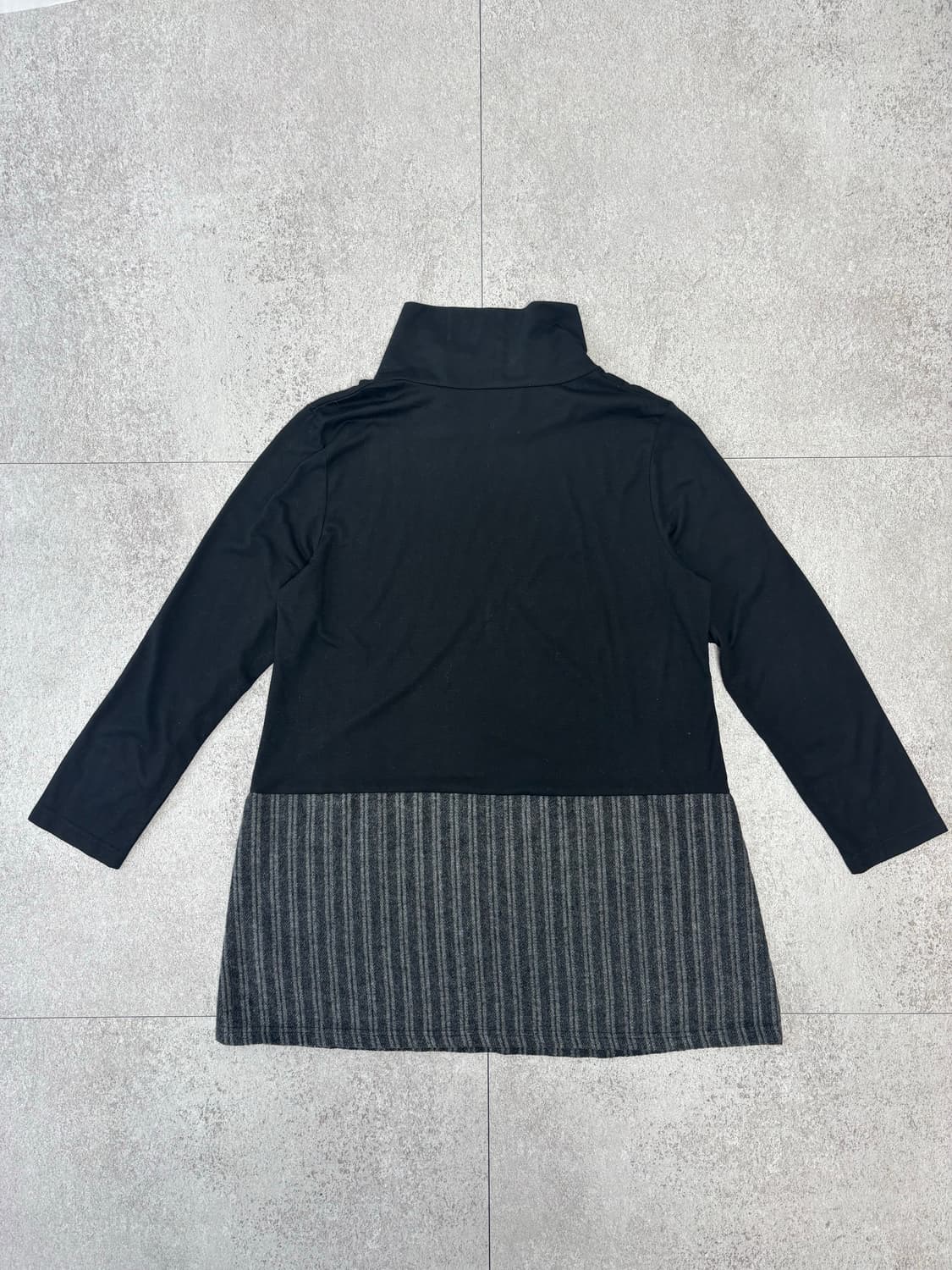 보니 밑단 배색 버튼 포인트 터틀넥 탑 상품이미지4