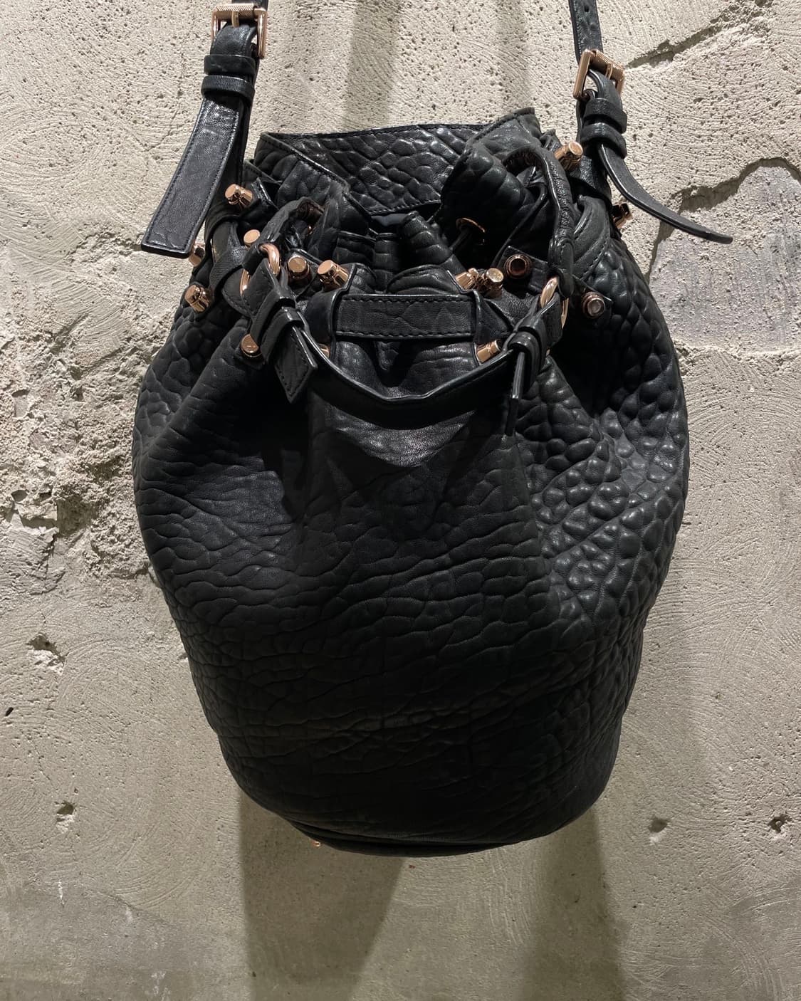 알렉산더 왕 블랙 로즈골드 디에고 레더 버킷백 상품이미지3