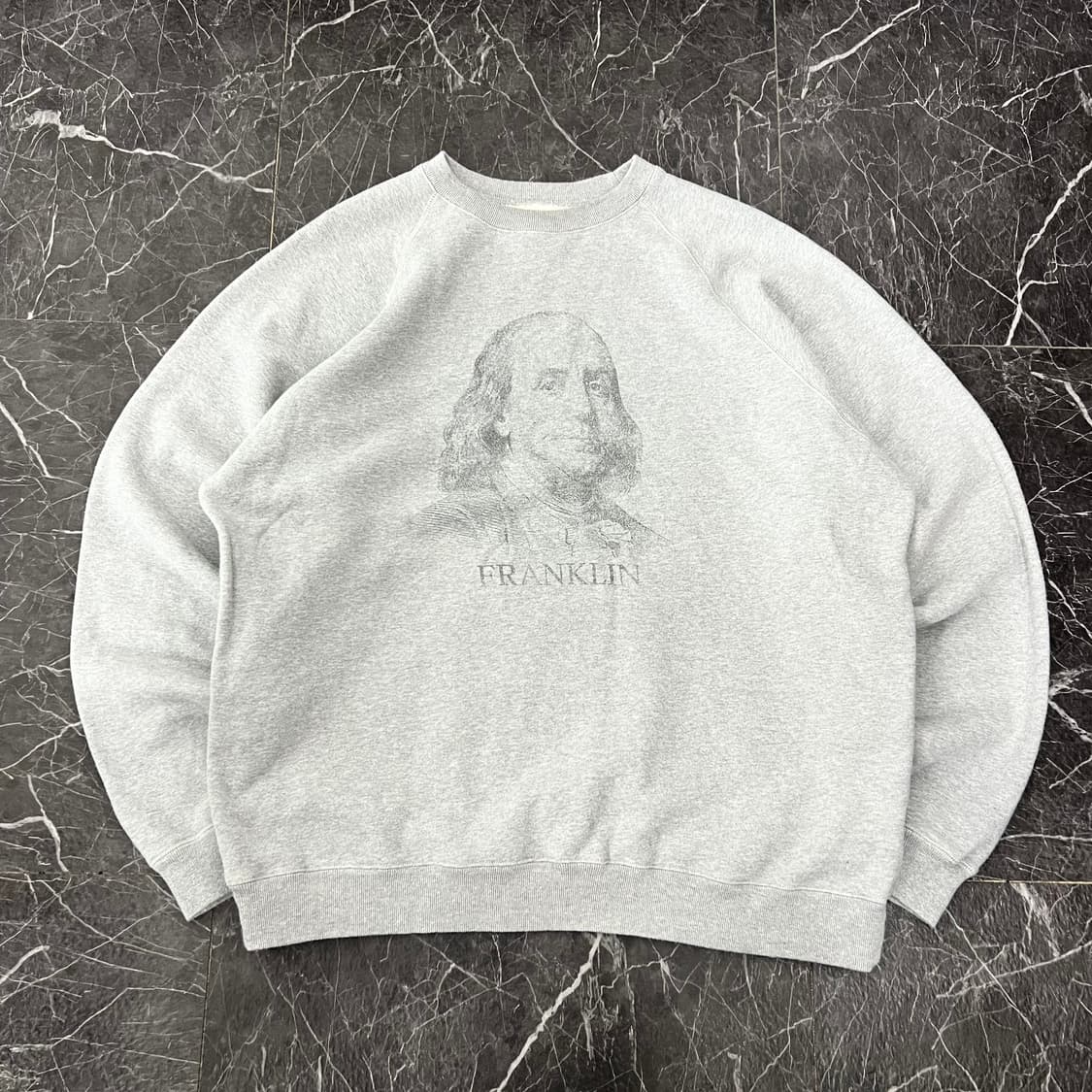 빔즈 제팬 MEN 벤자민 프랭클린 프린팅 맨투맨 그레이 상품이미지1