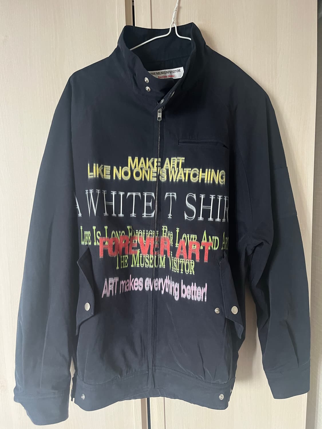 더뮤지엄비지터 LETTERING PRINTED COTTON BLOUSON 상품이미지1