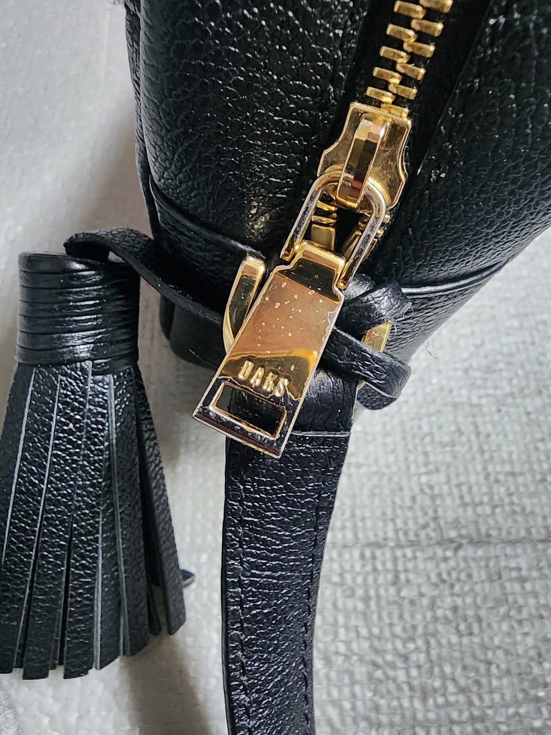 닥스 블랙 하우스체크 경판 가죽 크로스백 상품이미지10