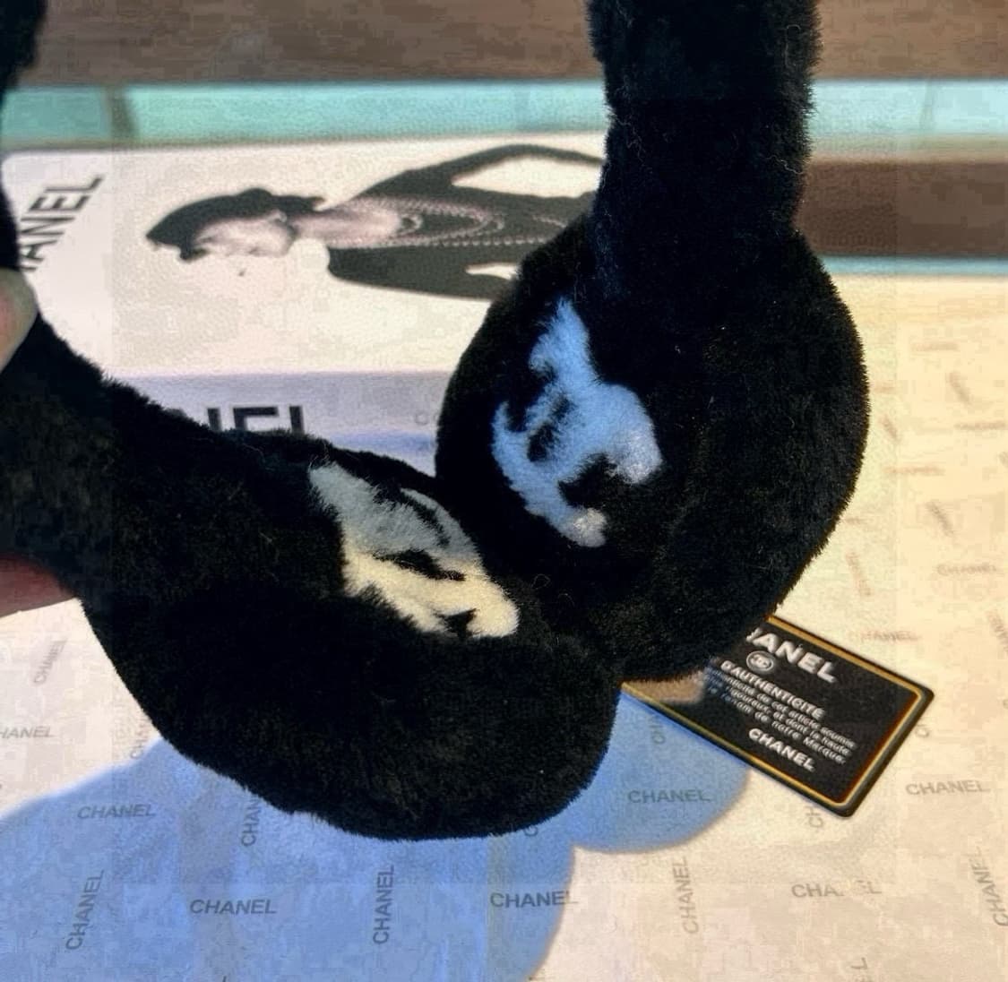 샤넬 귀마개 시어링 램스킨 블랙 에크루 상품이미지5